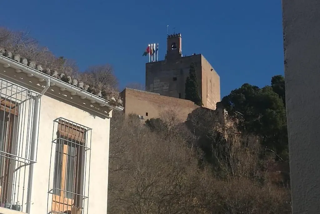 Cerca De La Alhambra, La Casa Del Cuento, Segundo contacts